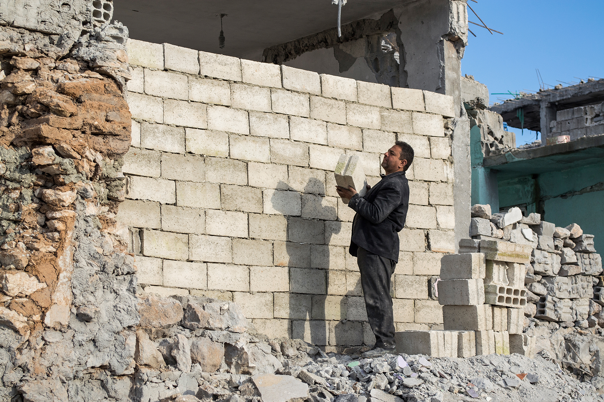 «Frei, stolz, glücklich»: Sabhey Hodin baut aus Trümmern sein Haus wieder auf.