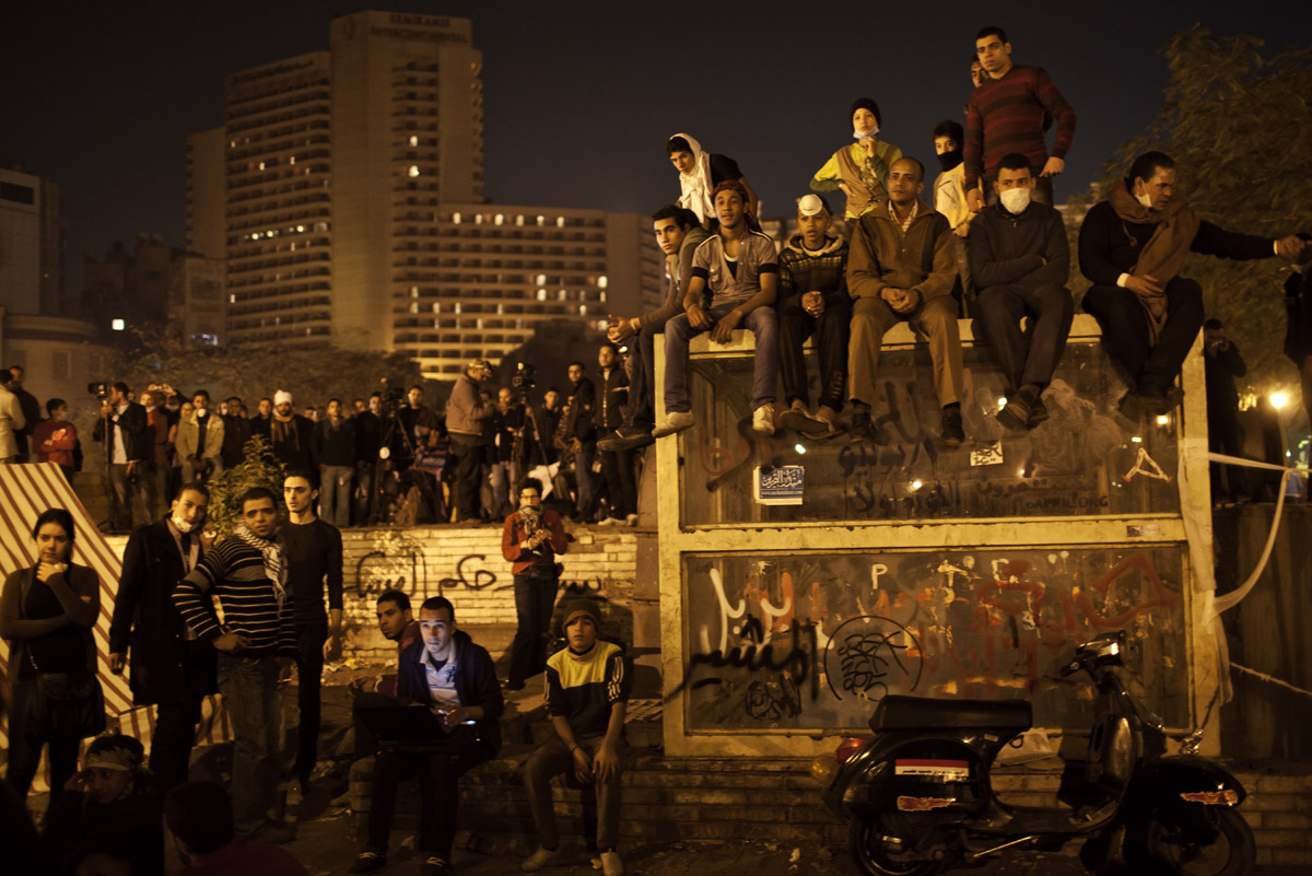 Demonstranten harren in angespannter Ruhe der Dinge auf dem Tahrir-Platz.
