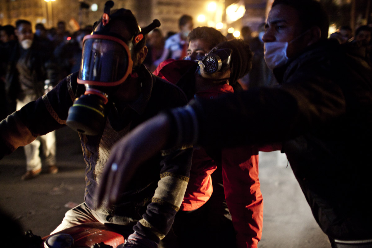 Tränengasopfer werden mit Motorrädern aus der Zone der Scharmützel mit den Sicherheitskräften gebracht.