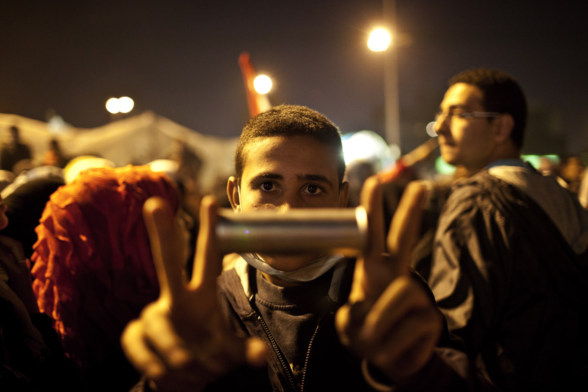 Ein junger Demonstrant zeigt eine leere Patrone/Kanister welcher Tränengas enthalten haben soll. 