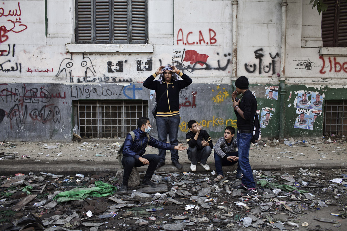 Jugendliche in der gesperrten Strasse am Tahrir-Platz.