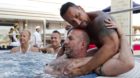 Mittelmeer, 13.07.2011
Jamie (L) und Carlos aus Los Angeles USA im Whirlpool auf dem Kreuzfahrtschiff Nieuw Amsterdam waehren