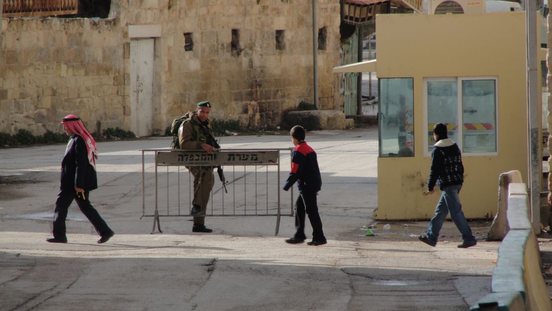 An diesem Checkpoint dürfen die Palästinenser die Strassenseite der Siedler überqueren.