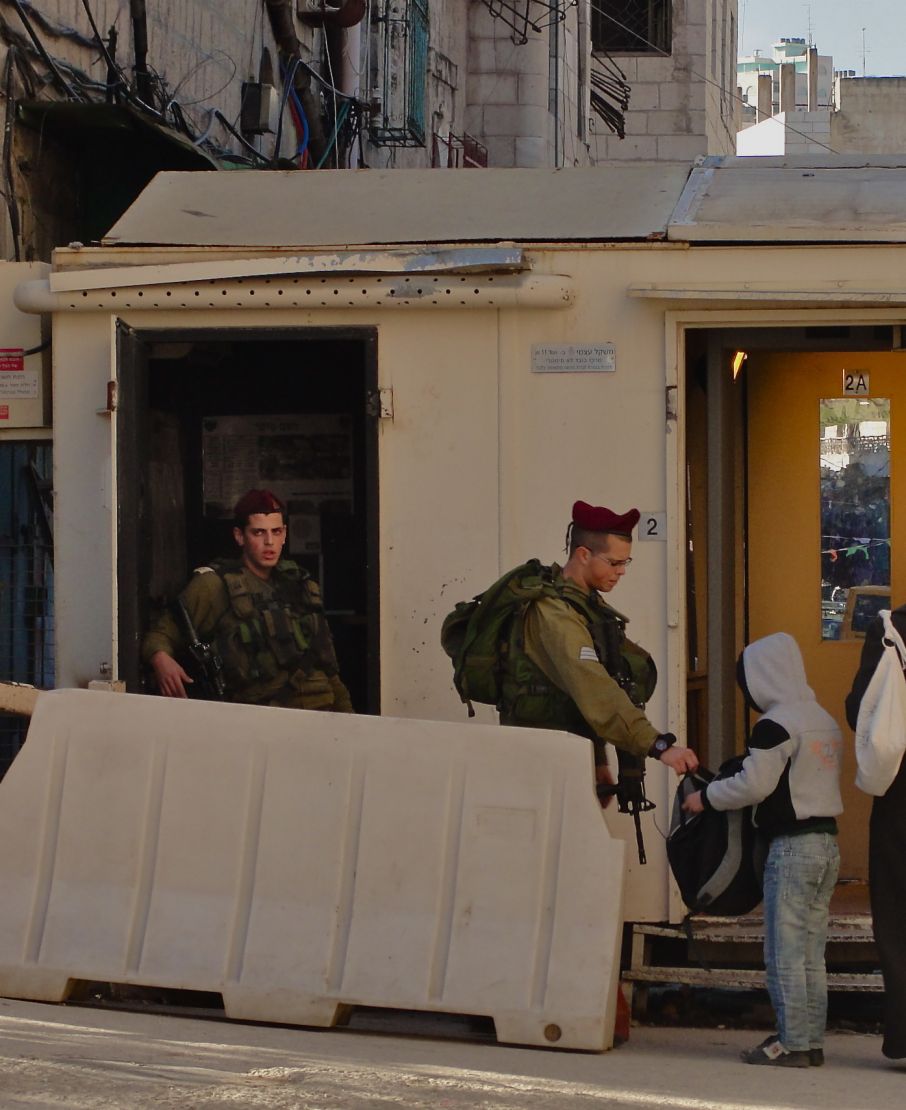 Viele Palästinensische Schulkinder müssen täglich zwei Mal Checkpoint 56 passieren.