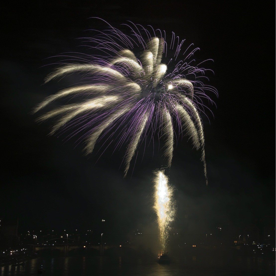 Tausende kamen zum Silvester-Feuerwerk | TagesWoche