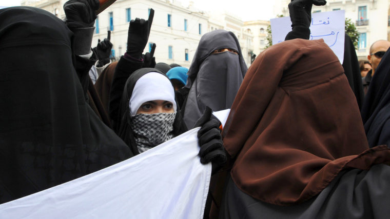 Niqab Trägerin Wehrt Sich Tageswoche