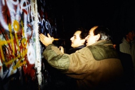 Nicolas Sarkozy an der Berliner Mauer.