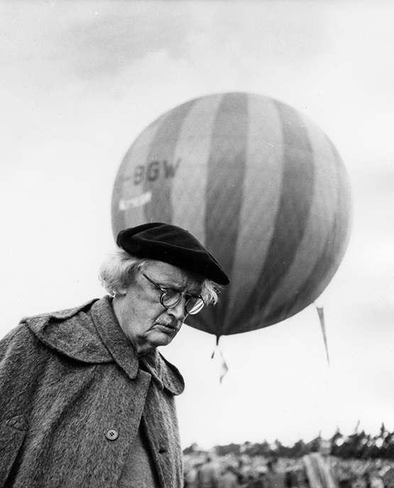 Auguste Piccard, 1957: Gedankenversunken schlendert der legendäre Erfinder während einer Ballonsportveranstaltung über ein Sportgelände bei St. Jakob.