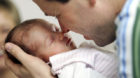 Ein Vater liebkost am 26. Juni 2005 in Duisburg seine neugeborene Tochter. Die Lust am Kinderkriegen in Deutschland steigt we