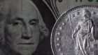 Die Helvetia auf der 2 Franken Muenze schaut George Washington auf dem US Dollar ins Gesicht am Freitag, 14. Maerz 2008 in Zu