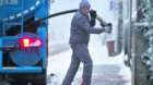 Der Heizoellieferant Dieter Mueller liefert am Donnerstag (30.12.10) in Bremen Heizoel an einen Haushalt. Der strenge Winter 