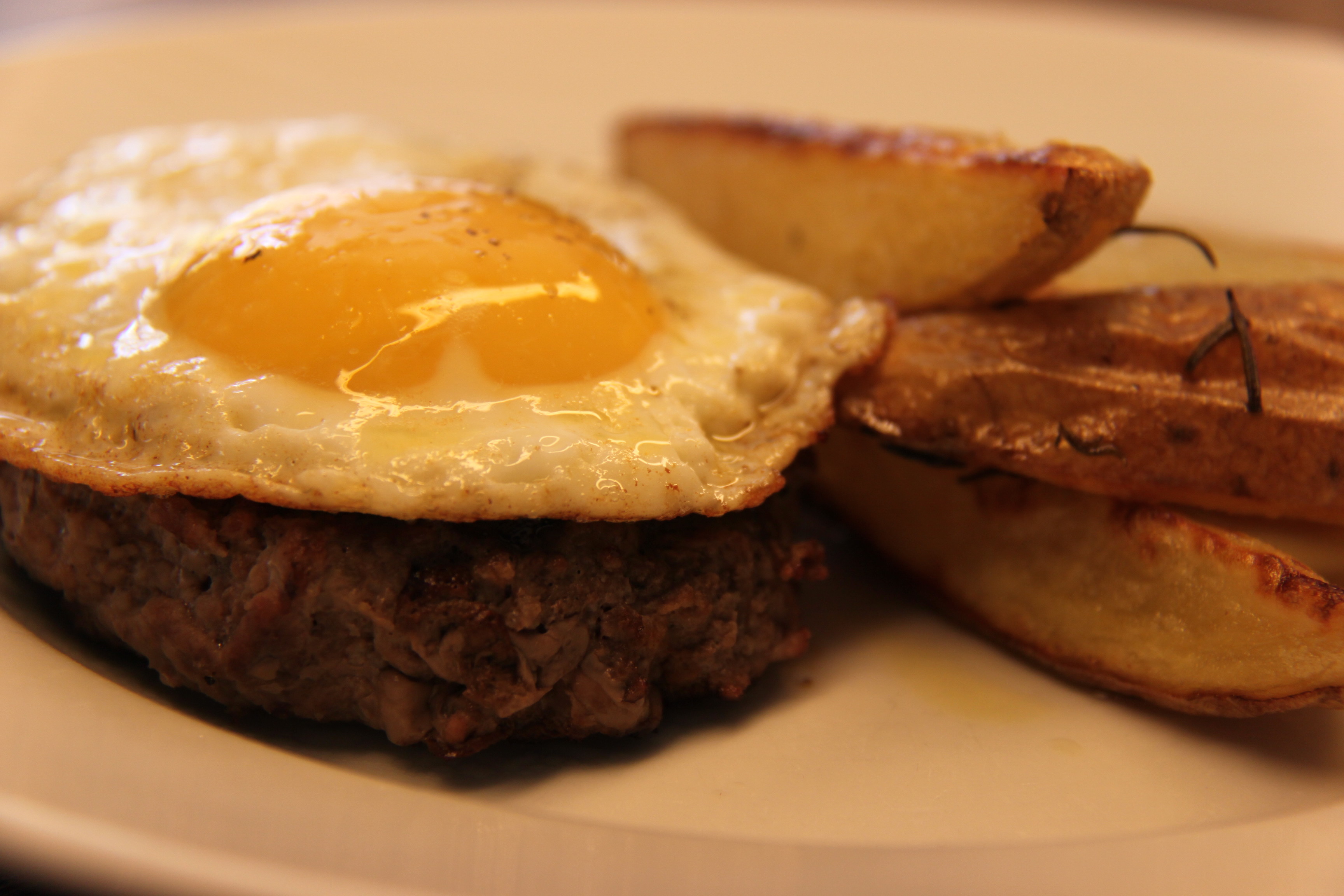 Hacksteak mit Spiegelei und Rosmarinkartoffeln | TagesWoche