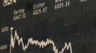Nach unten zeigt die Anzeigentafel des Deutschen Aktienindex (DAX) am Donnerstag, 7. Februar 2008, an der Wertpapierboerse  i