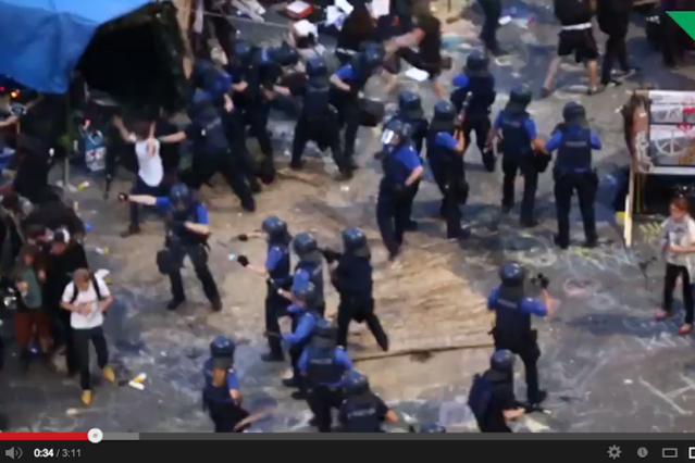 Video: Gewaltsame Polizeiräumung am Messeplatz class=