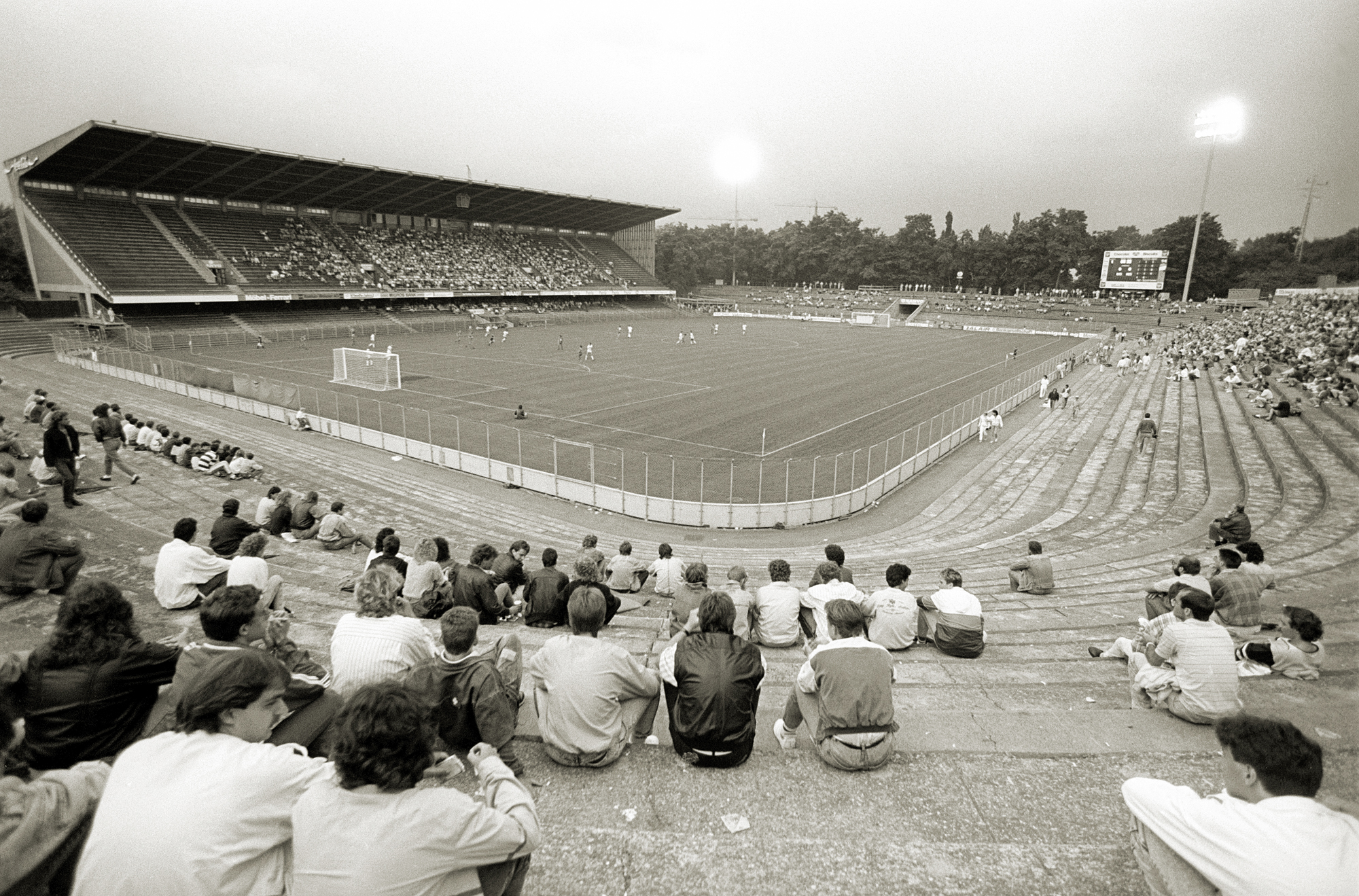 Das Fussball Nationalliga B-Spiel, FC Basel gegen FC Chur im Basler St. Jakob-Stadion, aufgenommen am 3. August 1988. (KEYSTONE/Str)