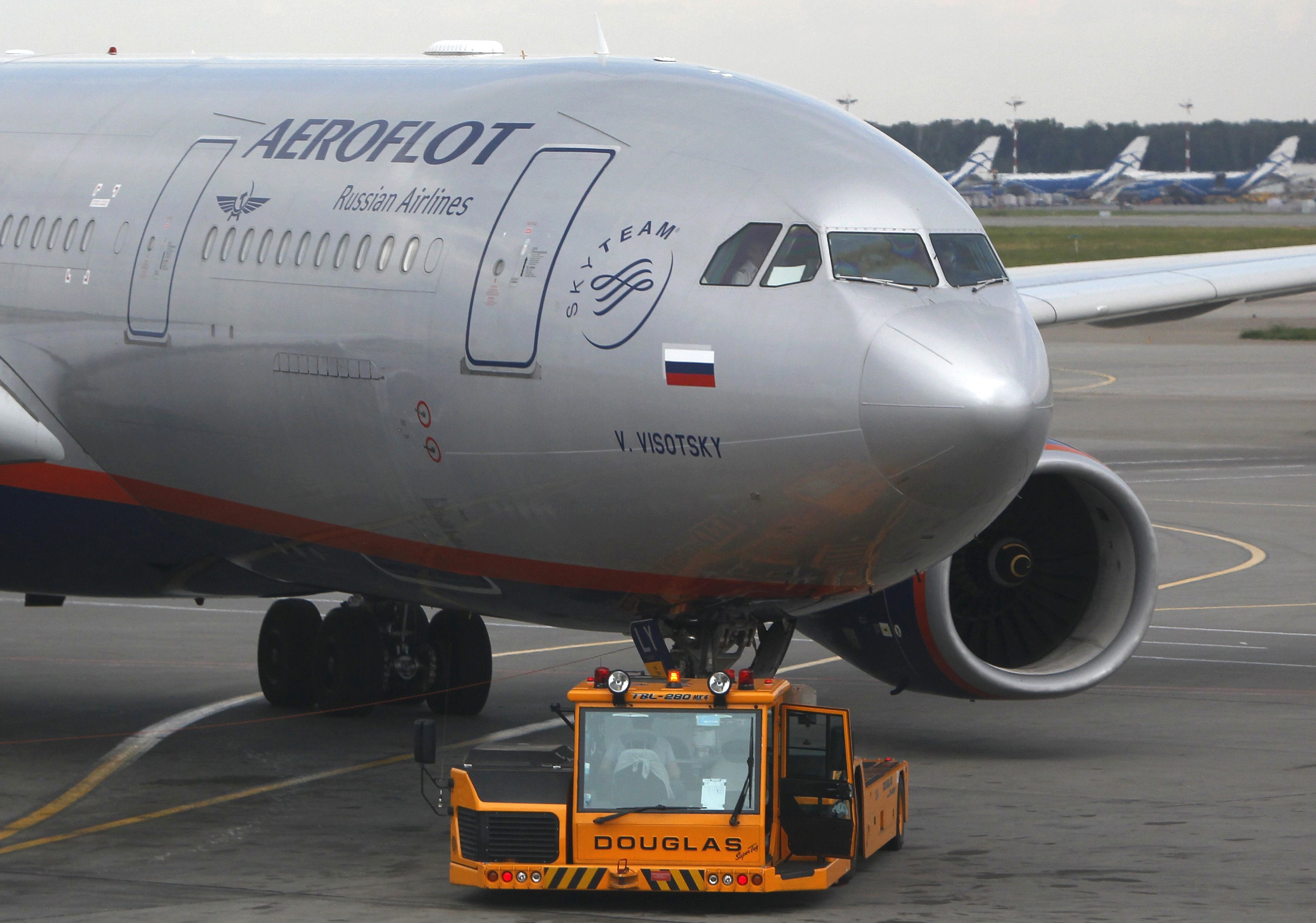 Фамилия самолет. Airbus a330 "Аэрофлота" Коломбо. Именные самолеты Аэрофлота. Нос самолета Аэрофлот. Аэрофлот перевозчик Манчестер Юнайтед.