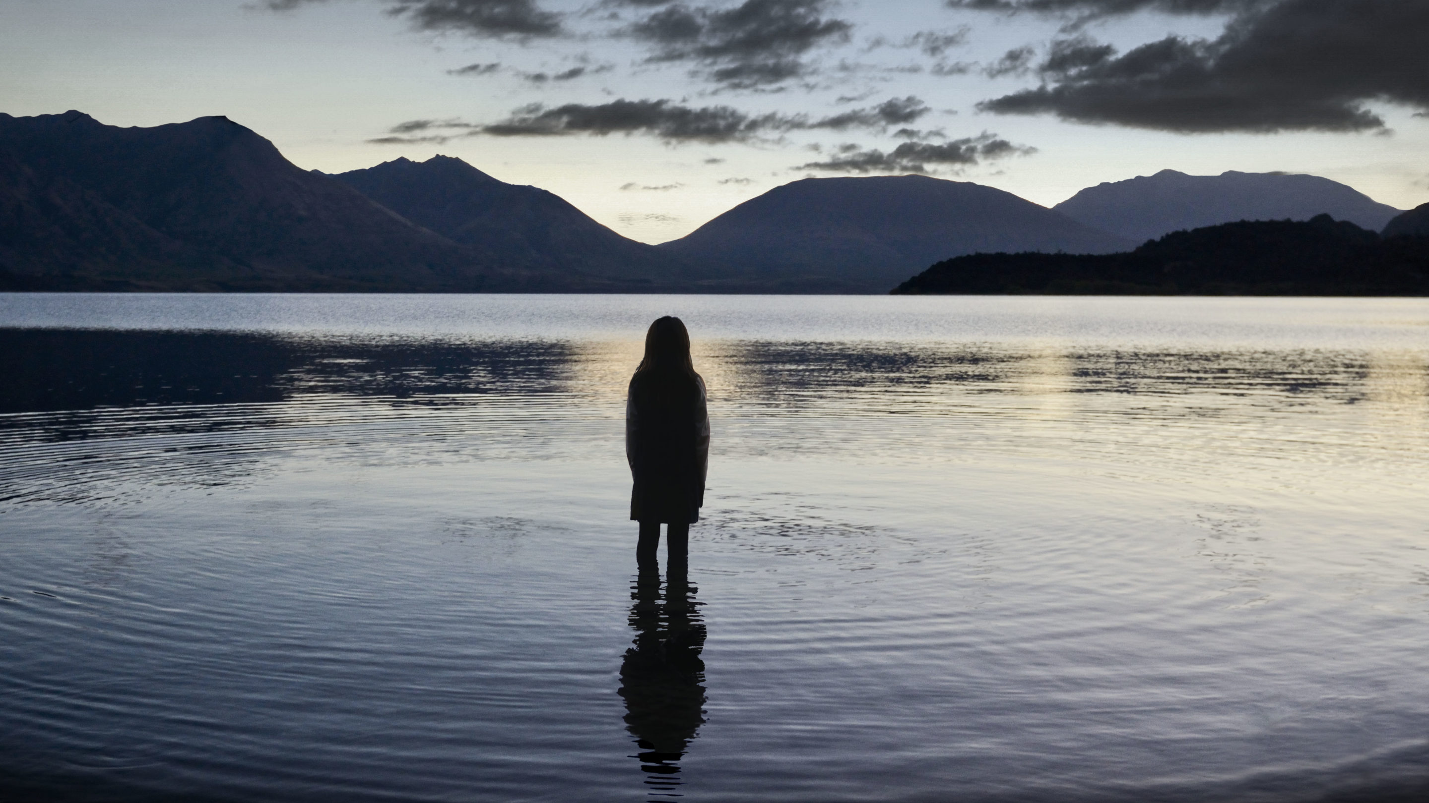 Вершина озера. Top of the Lake сериал. Холли Хантер вершина озера. Вершина озера / горное озеро. Вершина озера китайская девушка.