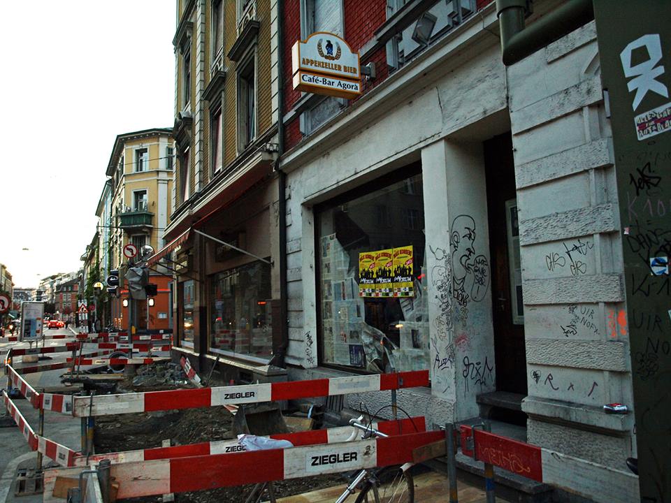 Die inzwischen geschlossene Agora Bar inmitten der Baustelle