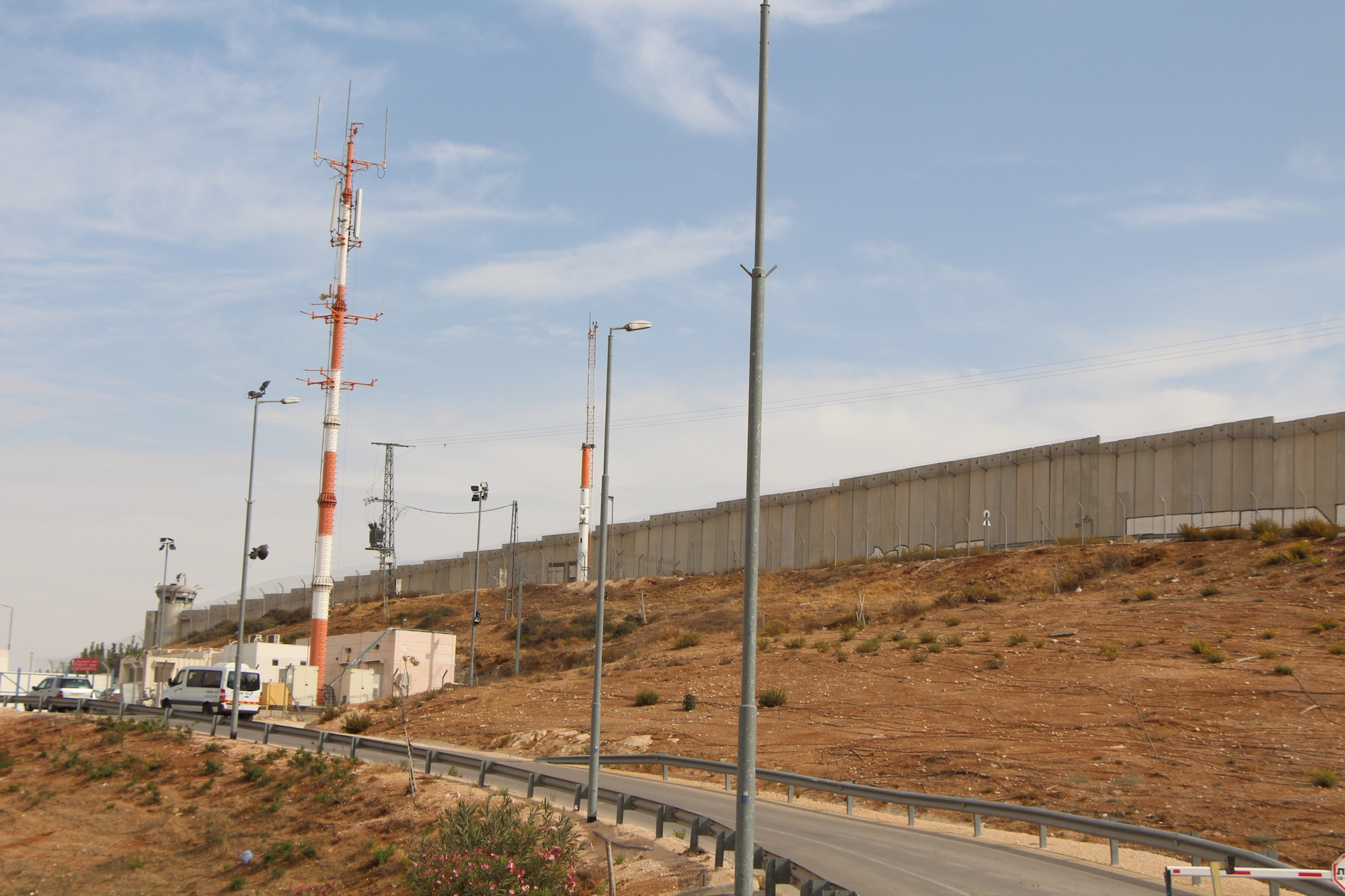 Die Mauer um Ostjerusalem befindet sich zu 85  Prozent auf palästinensischem Boden. Sie soll die zukünftige Grenze Israels abstecken.