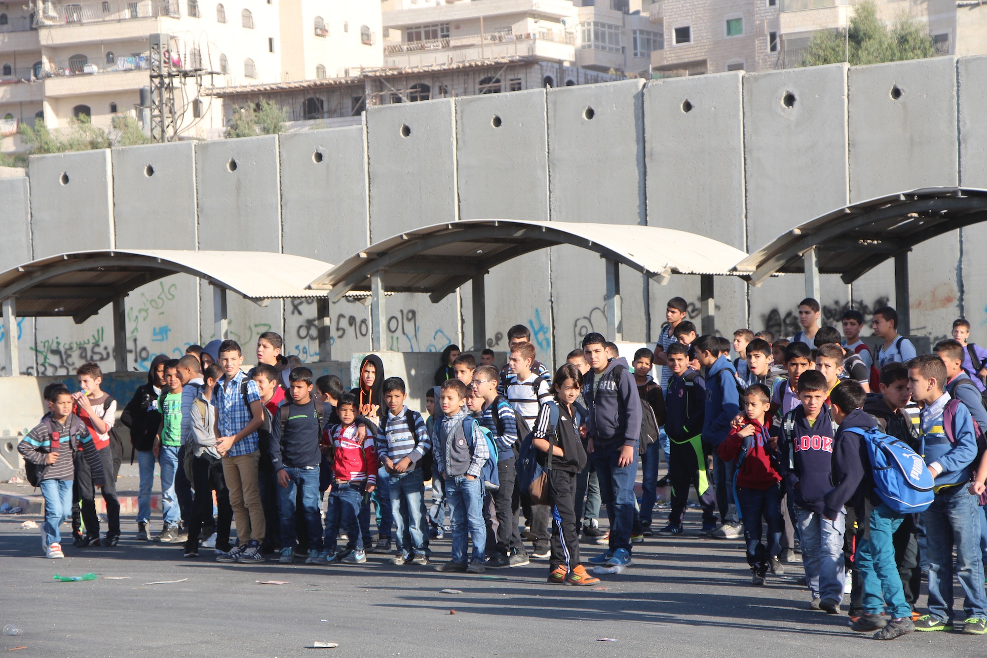 Jeden Morgen passieren ca 2000 Schulkinder den Checkpoint «Shufat», um in Ostjerusalem in die Schule zu gehen.