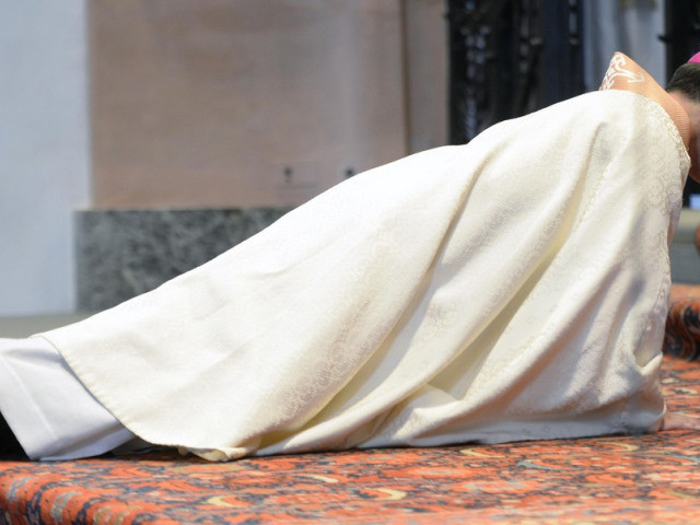 Offizielle Amtseinsetzung Urban Federer erhält Mitra und Abtsstab