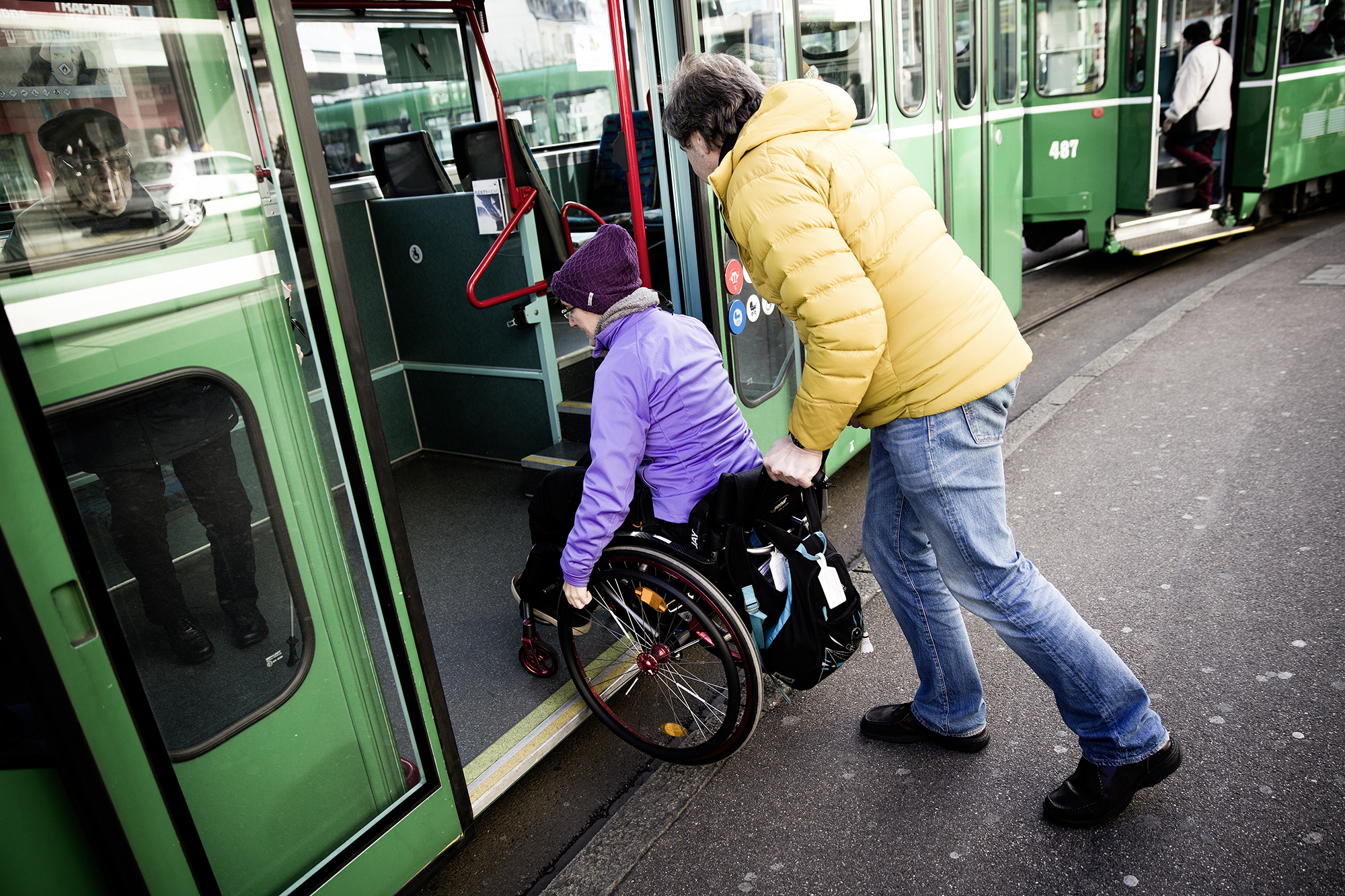 Rund 60 000 Rollstuhlfahrerinnen und -fahrer wollen den ÖV benutzen.