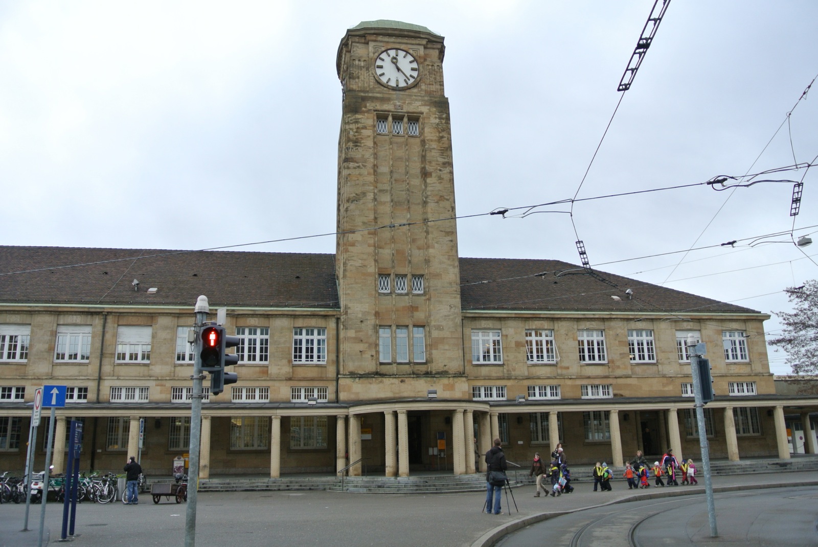 Der neu permanent geöffnete Zugang zum bzw. Ausgang vom Badischen Bahnhof befindet sich unter dem Turm.