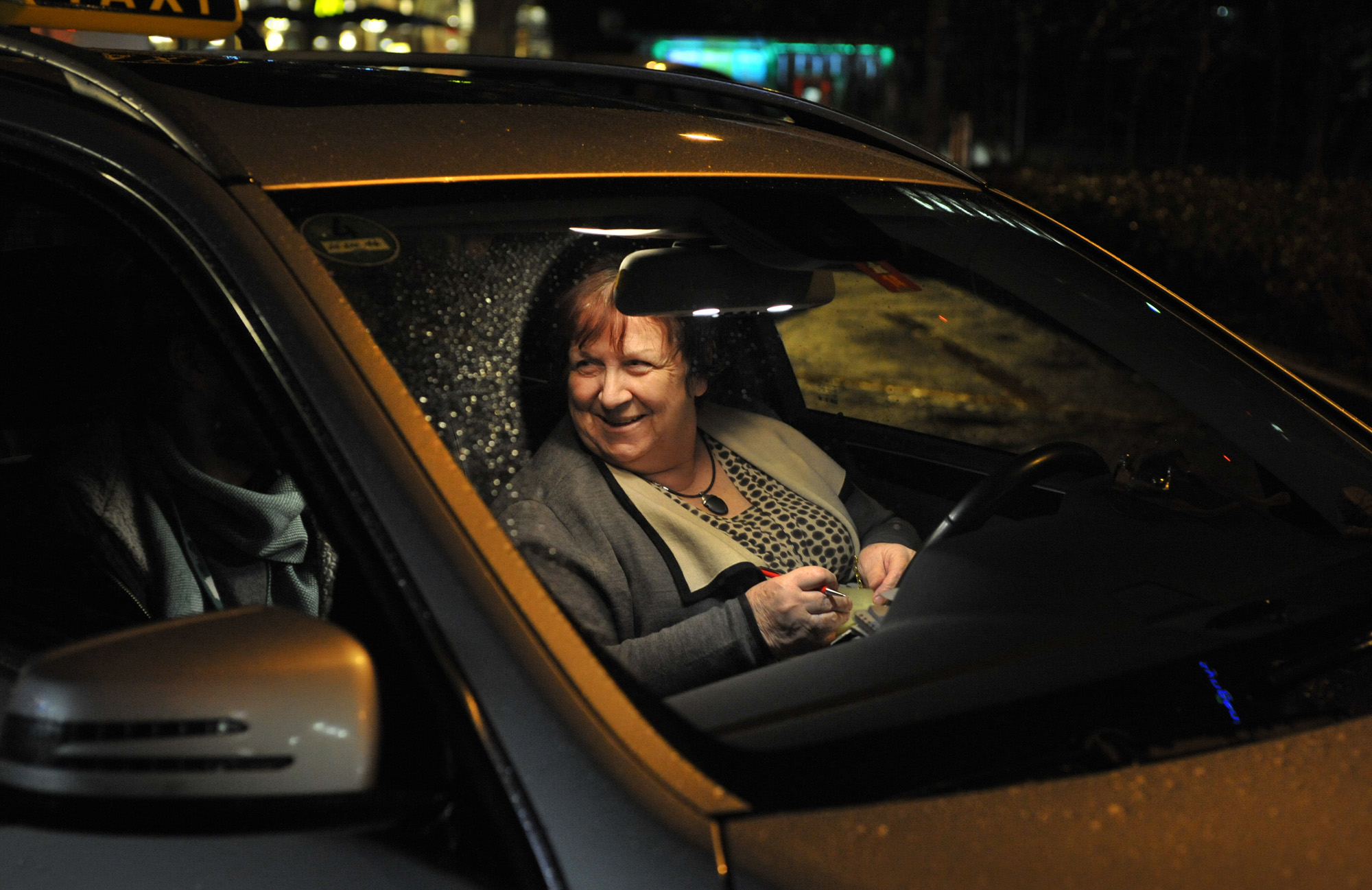 Seit vielen Jahren ist diese Taxifahrerin im Grenzgebiet unterwegs. Sie sagt, die Deutschen fühlten sich «auf den Schlips getreten».Bild: Alex Preobrajenski