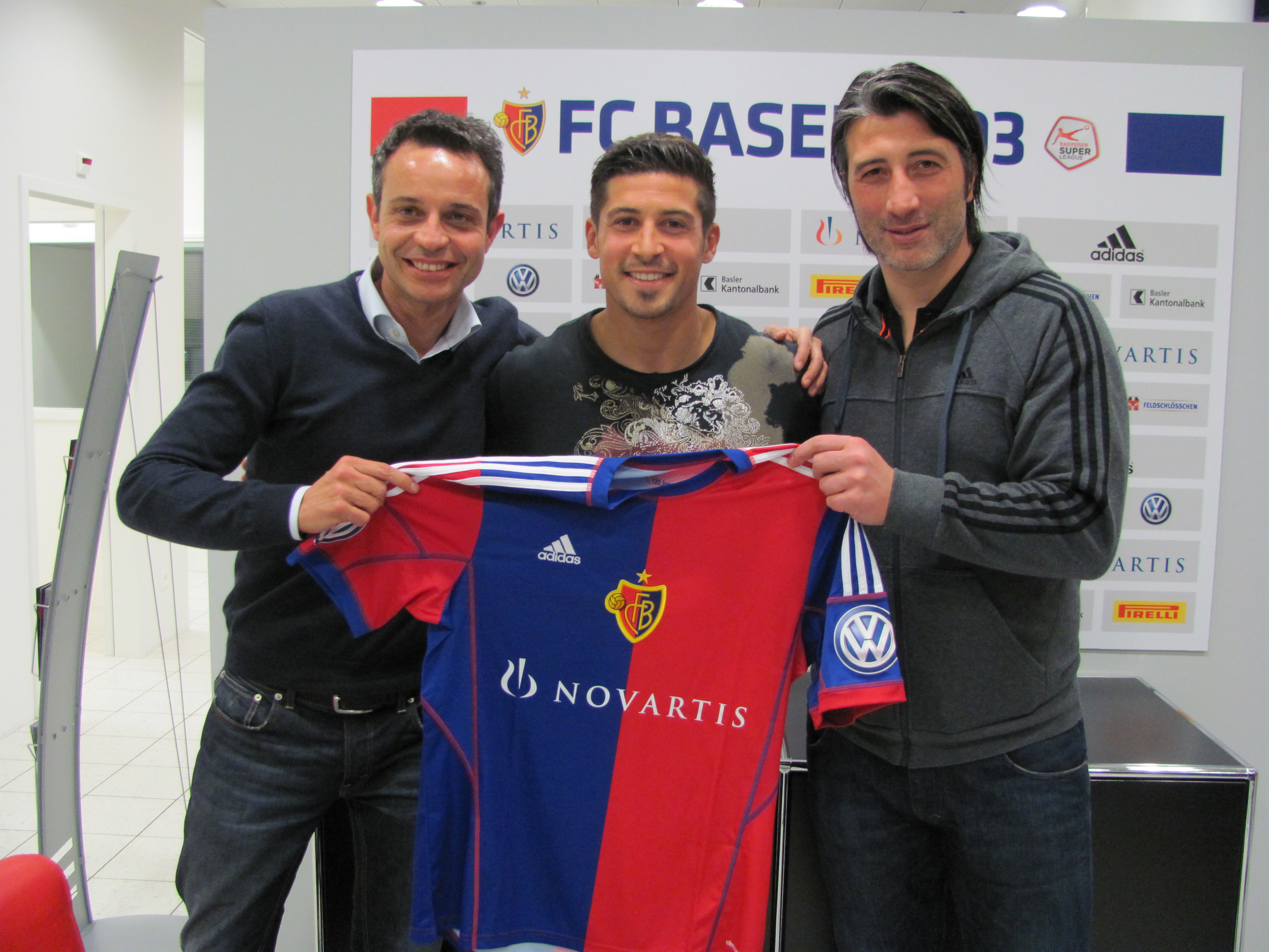 Davide Callà – eingerahmt von FCB-Präsident Bernhard Heusler und Trainer Murat Yakin – wird die Rückennummer 39 auf seinem neuen FCB-Trikot tragen.   