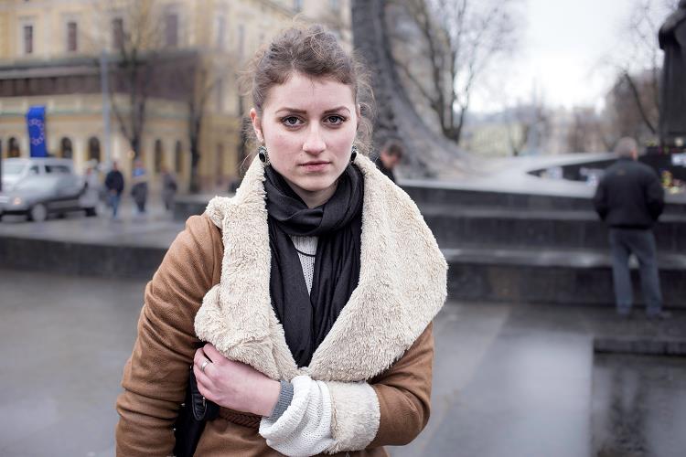 Katarina war selbst dreimal in Kiew, im Zentrum von Lemberg zündet die 19-Jährige Kerzen für die Toten vom Maidan an. Ihr Bruder war die ganze Zeit in Kiew und wurde letzte Woche schwer verletzt.