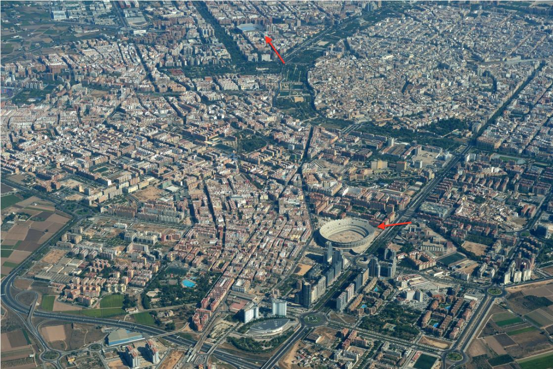 Das nicht fertiggestellte Nou Mestalla (Pfeil im Vordergrund) und die alte, 1923 eröffnete Arena (oben). 
