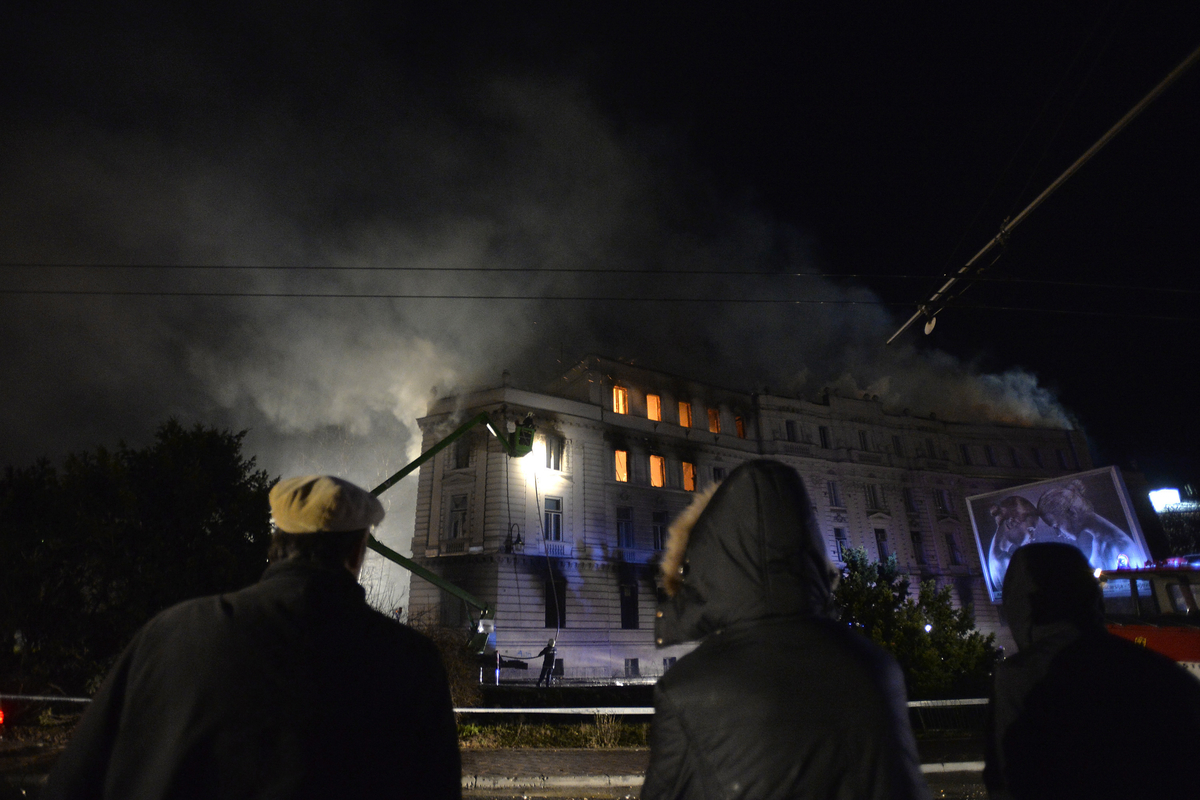 Sarajevo, 8. february 2014 - Citizens gathered around the Sarajevo Kanton building, watching as the firefighters are ryuing to put down the fire. Earlier that day, group of the protesters entered the place and set it on fire.  FOTO KAMERADES / NEMANJA JOV