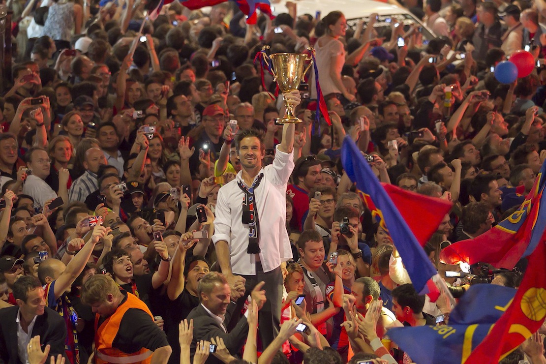 Ein Bild aus besseren Basler Tagen: Franco Costanzo hält im Sommer 2011 den Schweizer Meisterpokal in Händen.