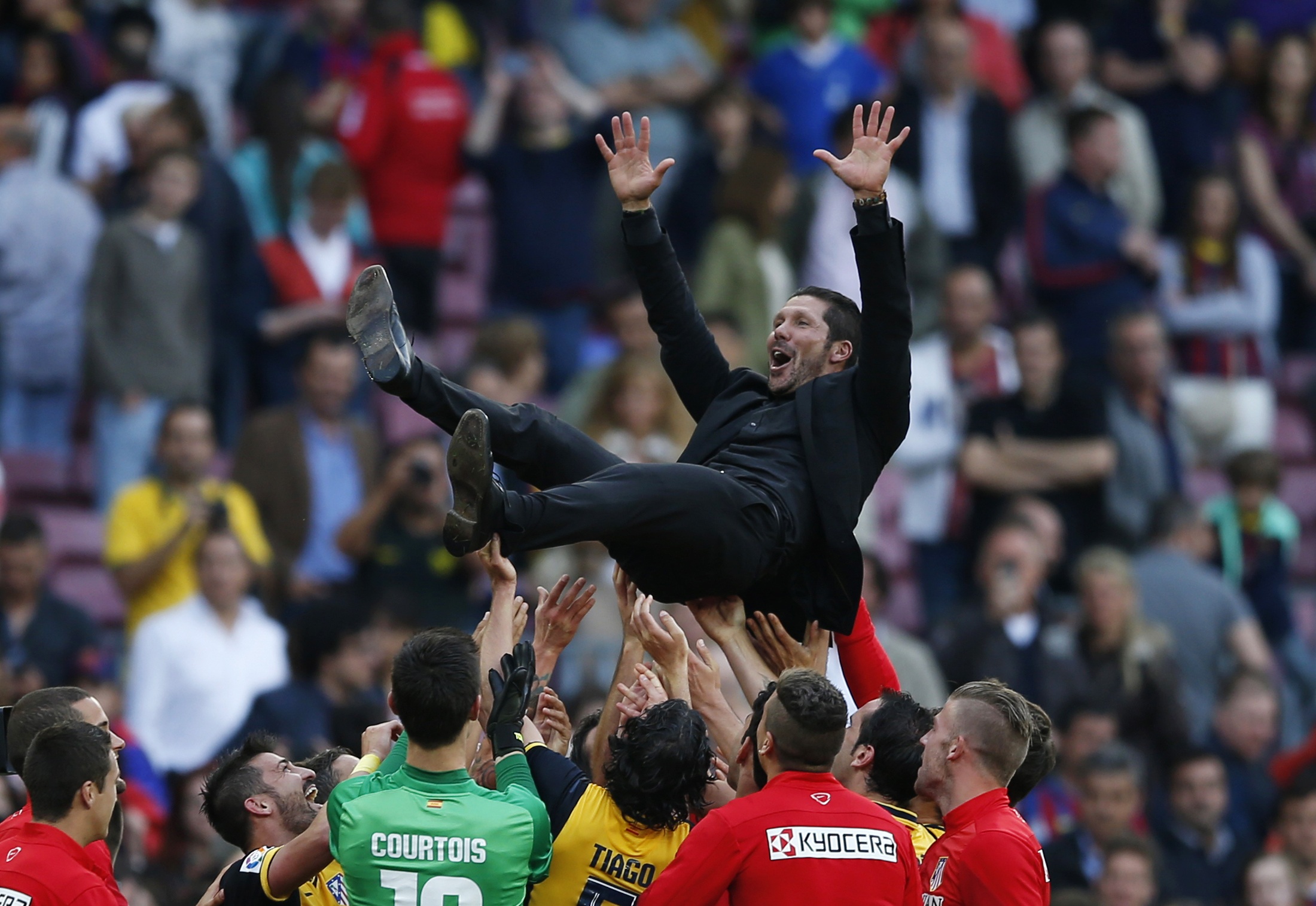 Atletico Madrid's coach Diego Simeone celebrates with players after winning the Spanish first division title following their soccer match against Barcelona at Camp Nou stadium in Barcelona May 17, 2014. REUTERS/Marcelo del Pozo (SPAIN - Tags: SPORT SOCCER