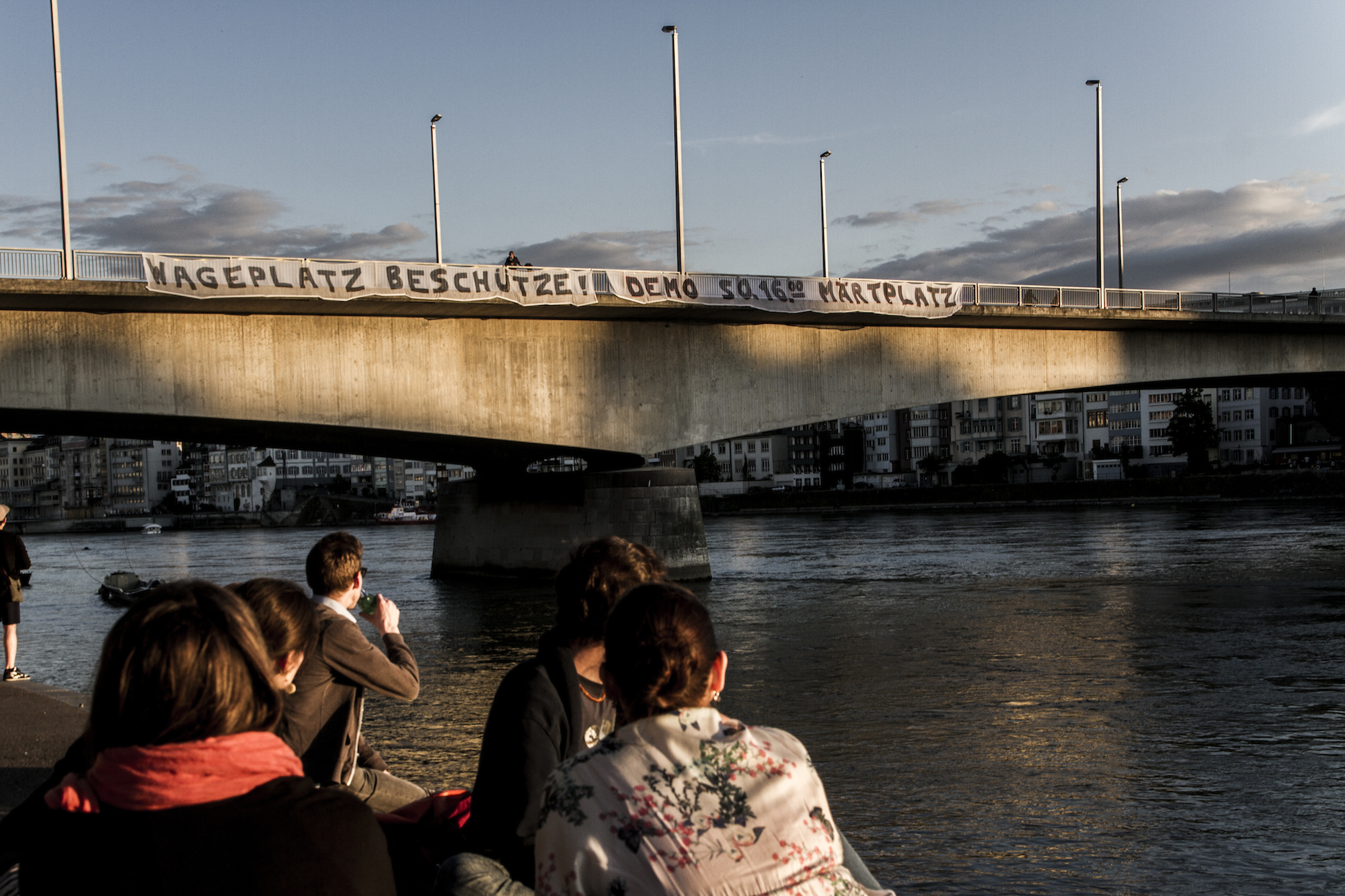 Ein Transparent an der Johanniterbrücke kündet die Demo am Sonntag an.