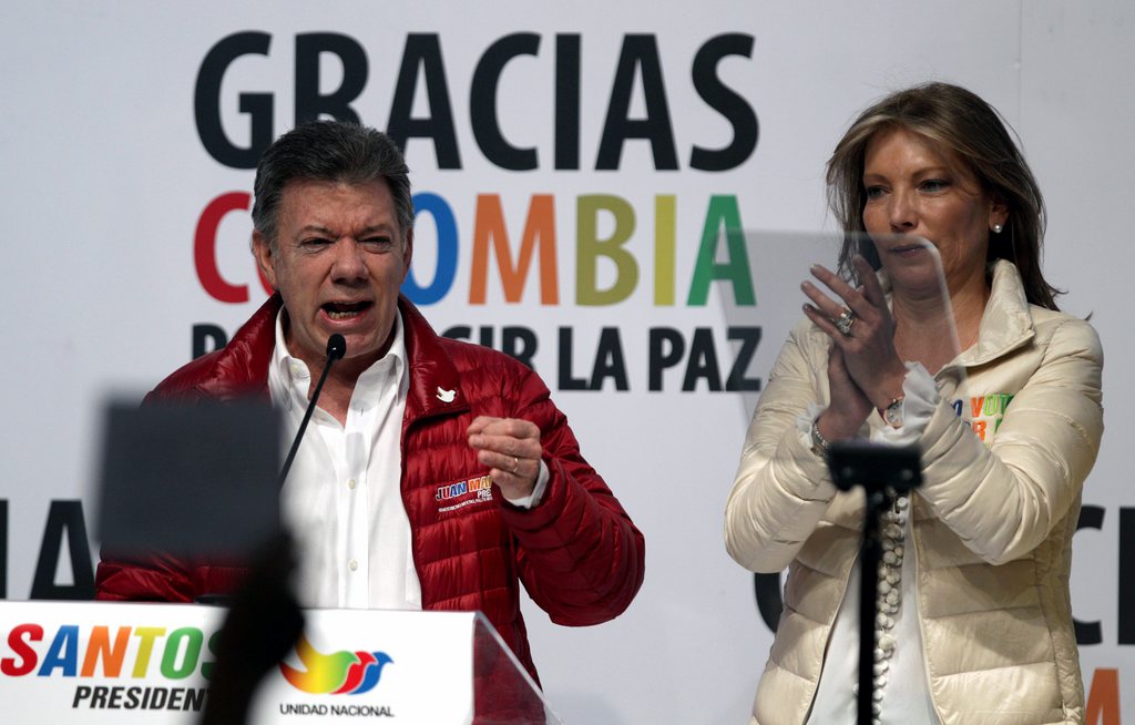 epa04225813 Colombia's current president and candidate for the presidential elections, Juan Manuel Santos (L) delivers a speech next to his wife Maria Clemencia Rodriguez Muneraat (R) his campaing headquarters in Bogota, Colombia, 25 May 2014. Democratic 