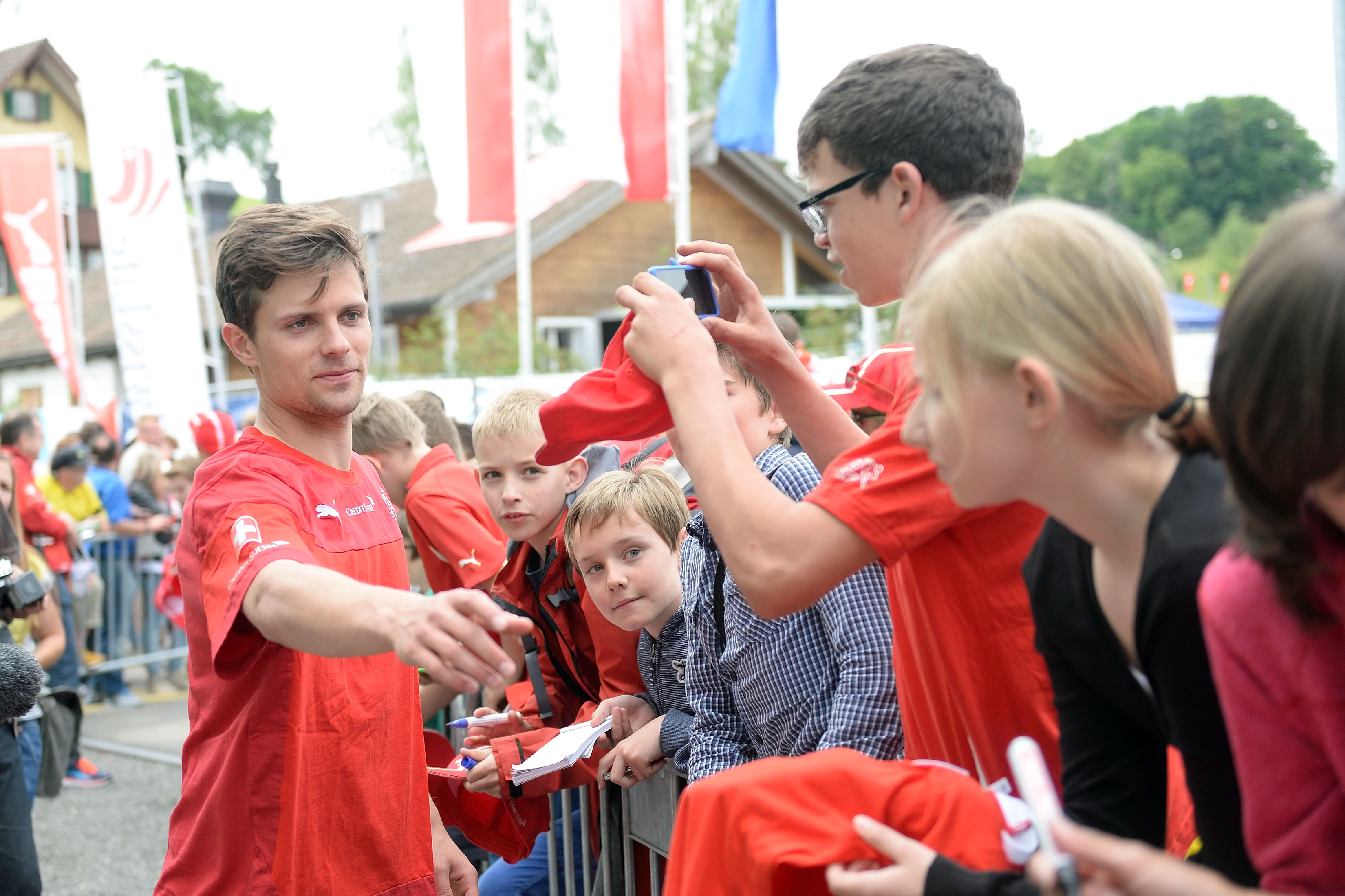 Die Vorfreude steht ihm ins Gesicht geschrieben: Valentin Stocker gibt Fans nach dem ersten Training in Weggis Autogramme.