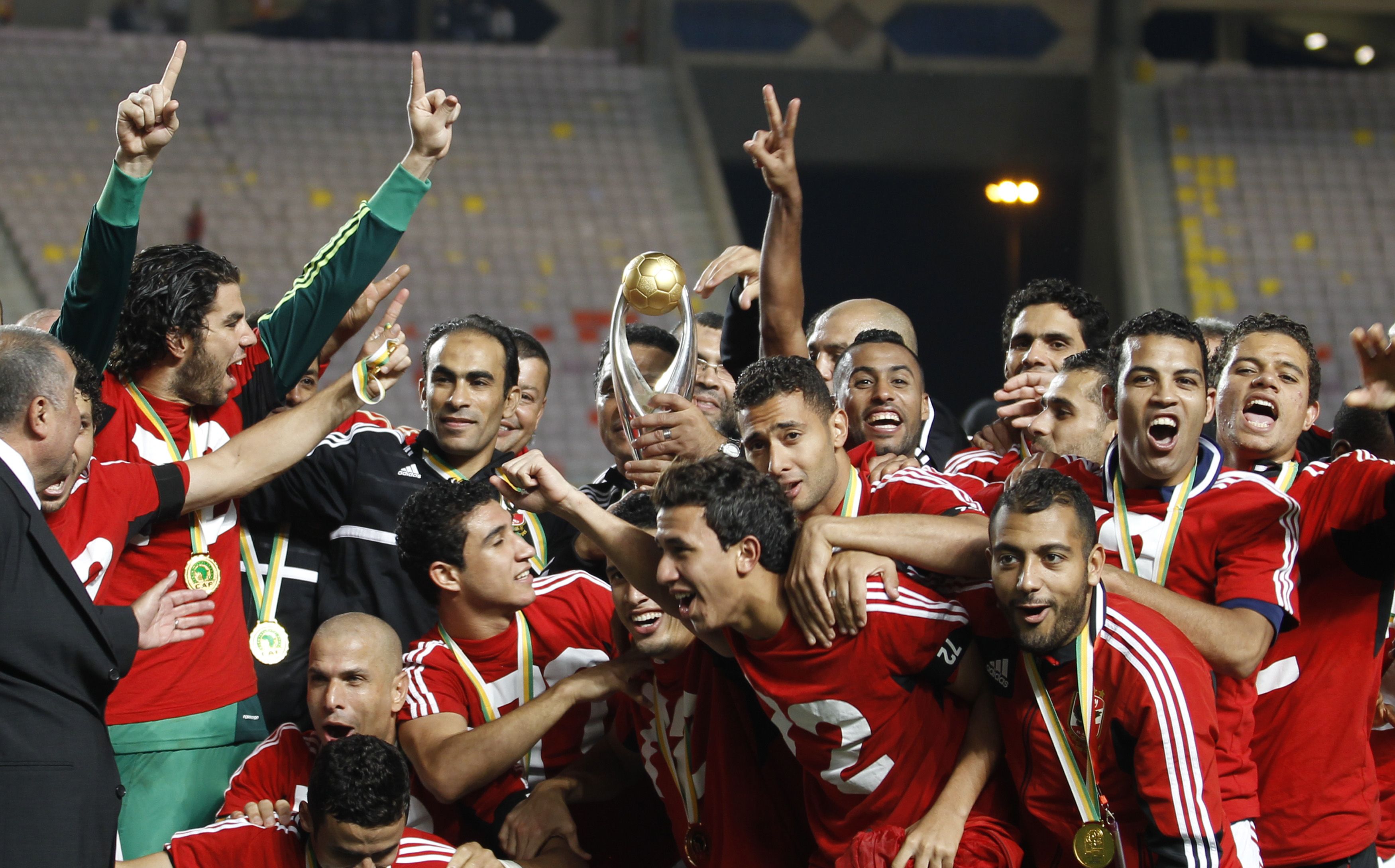 Da ist sie wieder, die 72. Sie wollten die Toten von Port Said mit dem Gewinn der Champions League ehren. Und sie haben es geschafft. Spieler von Al Ahly feiern den Titelgewinn.