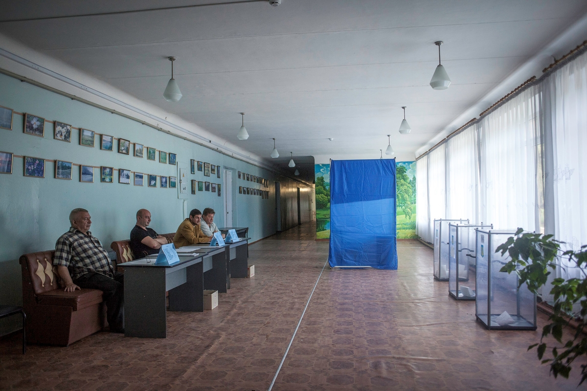 Eines der wenigen offenen Wahllokale im Osten der Ukraine in Krasnoarmeisk, einem Dorf in der Nähe von Donezk.