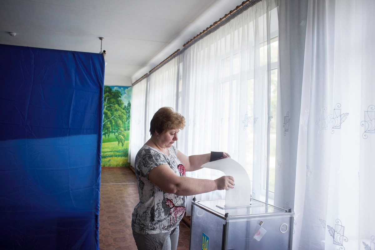 Eines der wenigen offenen Wahllokale im Osten der Ukraine in Krasnoarmeisk, einem Dorf in der Nähe von Donezk.