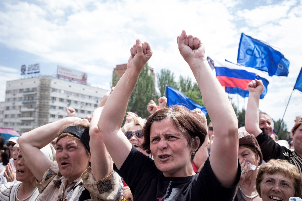 Mehrere tausend Menschen protestieren in Donezk auf dem Lenin-Platz gegen die Präsidentschaftswahl.