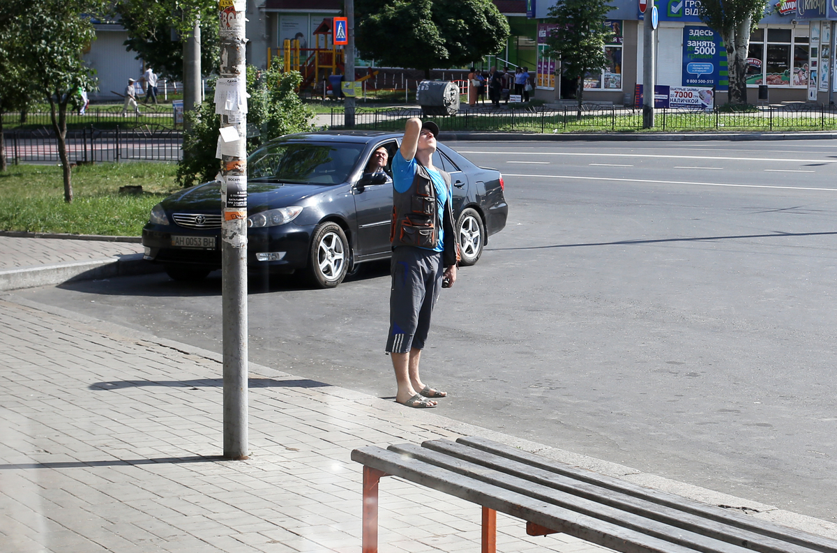 Am 26. Mai ist plötzlich Gefechtlärm zu hören bis zum hin zum zentralen Bahnhof in Donezk. Die Menschen schliessen die Geschäfte und schauen sorgenfoll zum Himmel.
