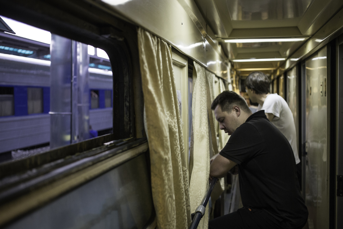 Endlich in Sicherheit: Ein Mann im Zug, der gerade den Bahnhof Donezk verlässt.