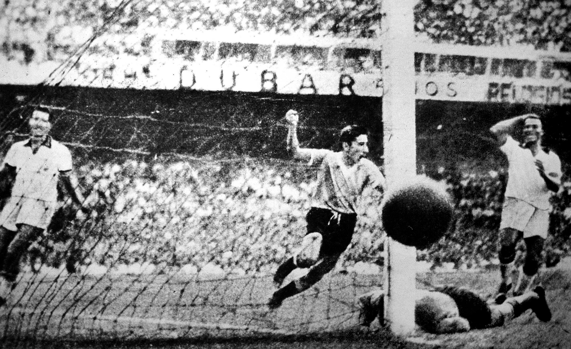 Alcides Ghiggia trifft an der WM 1950 zum 2:1 für Uruguay gegen Brasilien. Der Autor Nelson Rodriges schrieb: «Unsere Katastrophe, unser Hiroshima war die Niederlage gegen Uruguay.»