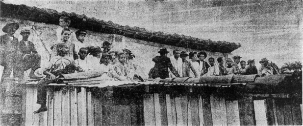 Schwarze Zuschauer versuchen 1905 einen Blick auf ein Spiel von Fluminense zu erhaschen.