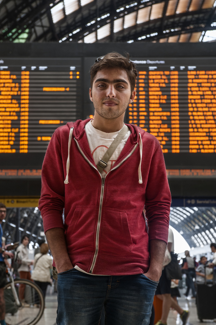 Mohammed in der Wartehalle des Mailänder Bahnhofs. In ein paar Tagen soll es weiter gehen, mit dem «Taxi, Zug, irgendwie». (Bild: Max Intrisano)