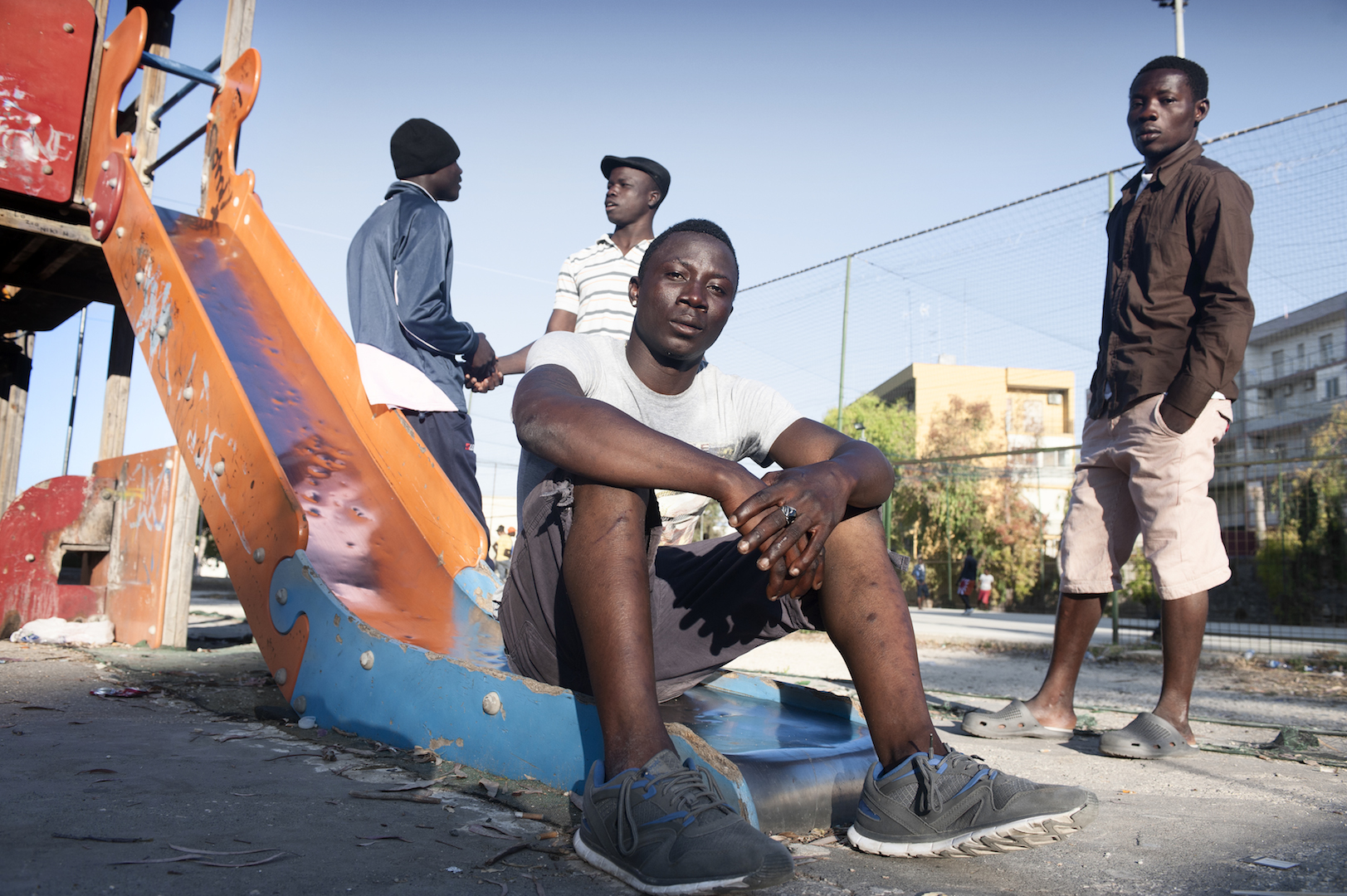 Abdullah Osman aus Gambia kam Ende April von Libyen übers Meer nach Italien. Jetzt sitzt der 17-Jährige in der Kleinstadt Augusta auf Sizilien fest. (Bild: Max Intrisano)