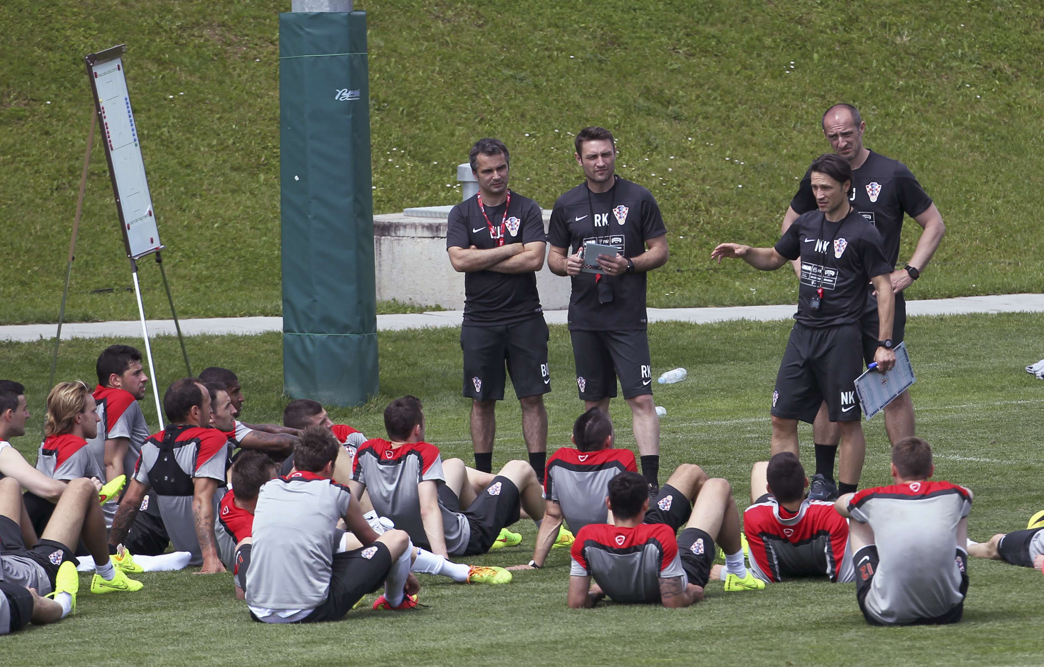 Wird hier der Plan gegen Brasilien asgeheckt? Niko und Robert Kovac im Training der Kroaten. (Bild: Reuters)