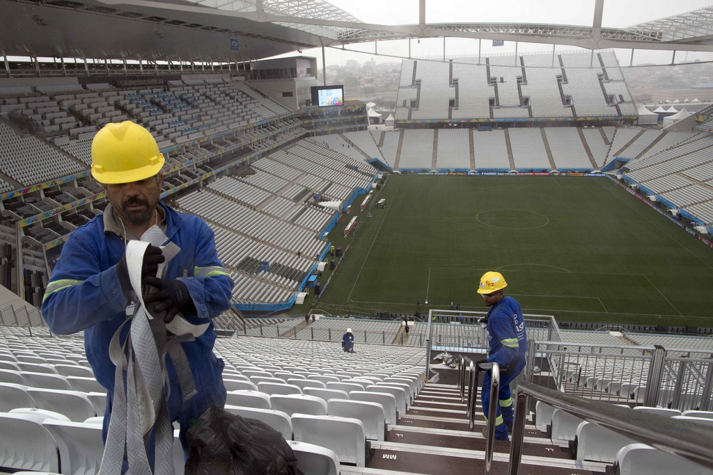 Bauarbeiter putzen die Arena Corinthians.