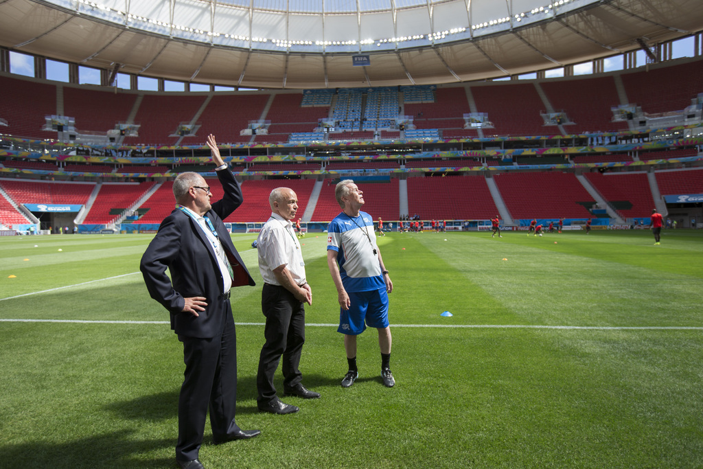 Besuch von den Chefs: SFV-Präsident Peter Gillieron, Bundesrat Ueli Maurer und Ottmar Hitzfeld am Vortag des WM-Startspiels im Nationalstadion von Brasilia.